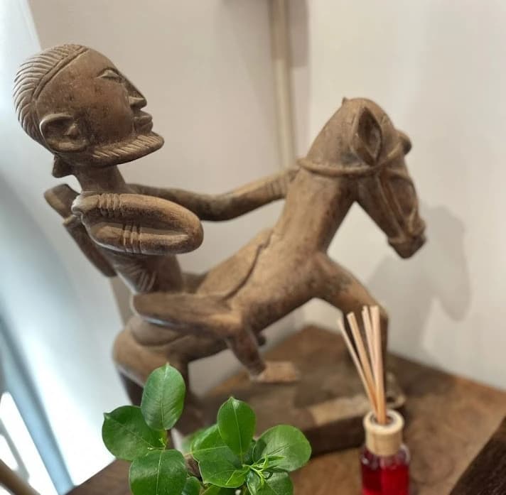 Sculpture en bois traditionnelle représentant l'art et la culture chinoise au restaurant Chez Liqi